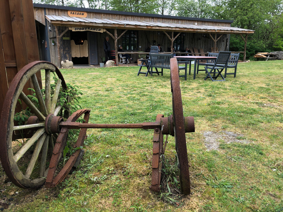 Her skulle vi campere i to dage. Dejligt når ens værter har plads til at man kan tage campingvognen med