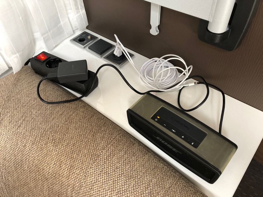 Vi ladede vores Bluetooth-afspiller op med inverteren, men det kunne knap nok måles på batteriet.