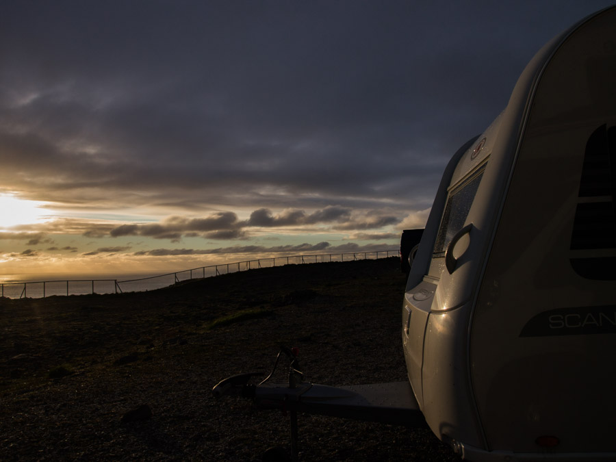 Fra en tidligere rejse, hvor vi også havde et solcelleanlæg i campingvognen. Her er vi på Nordkap, hvor midnatssolen lader batteriet i campingvognen op.