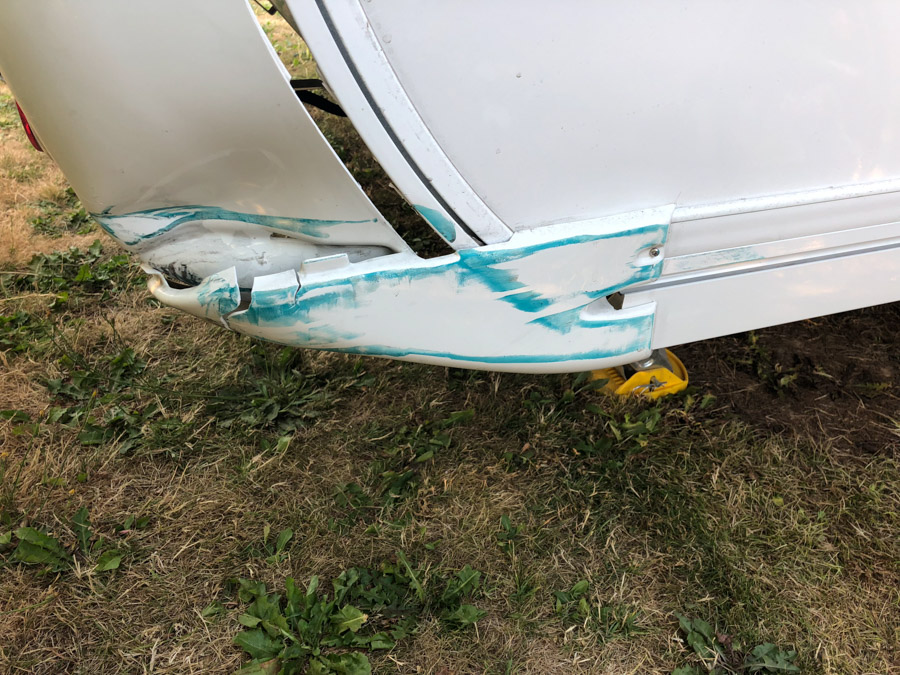  For- og bagende på en Adria Alpina er lavet af flere stykker. Skulle der ske en skade, er det kun det pågældende stykke, der skal udskiftes istedet for hele bagenden. Det er smart, og hvis stykkerne er på lager, kan campingvognen repareres hurtigt.