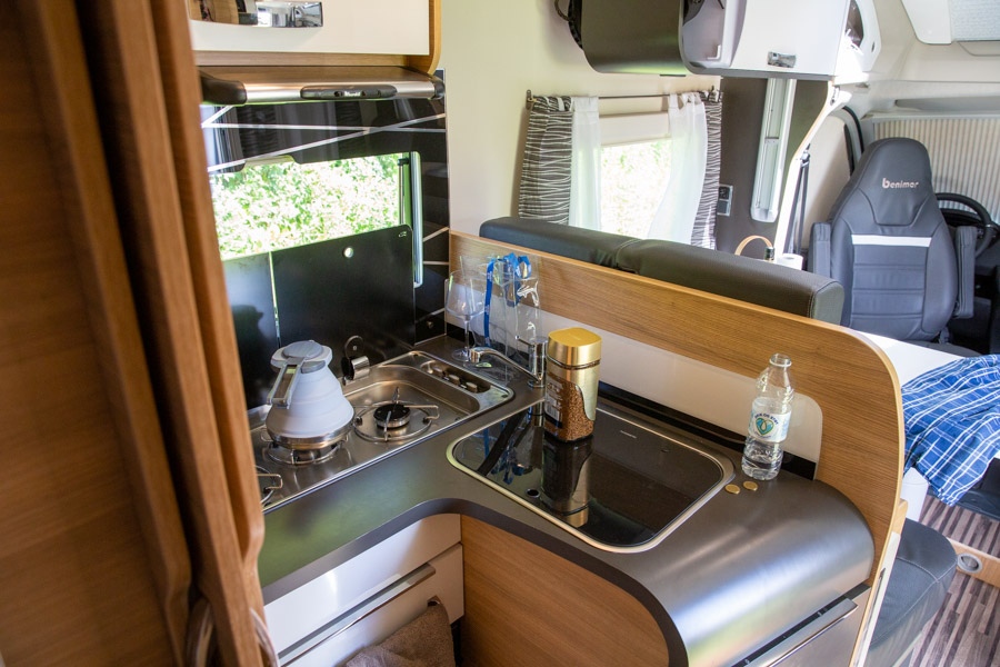 Køkkenet i Benimar autocamperen er fint indrettet med komfur, vask og gasbageovn. Vi brugte det nu ikke til madlavning under festivalen, men det bliver det jo ikke ringere af.