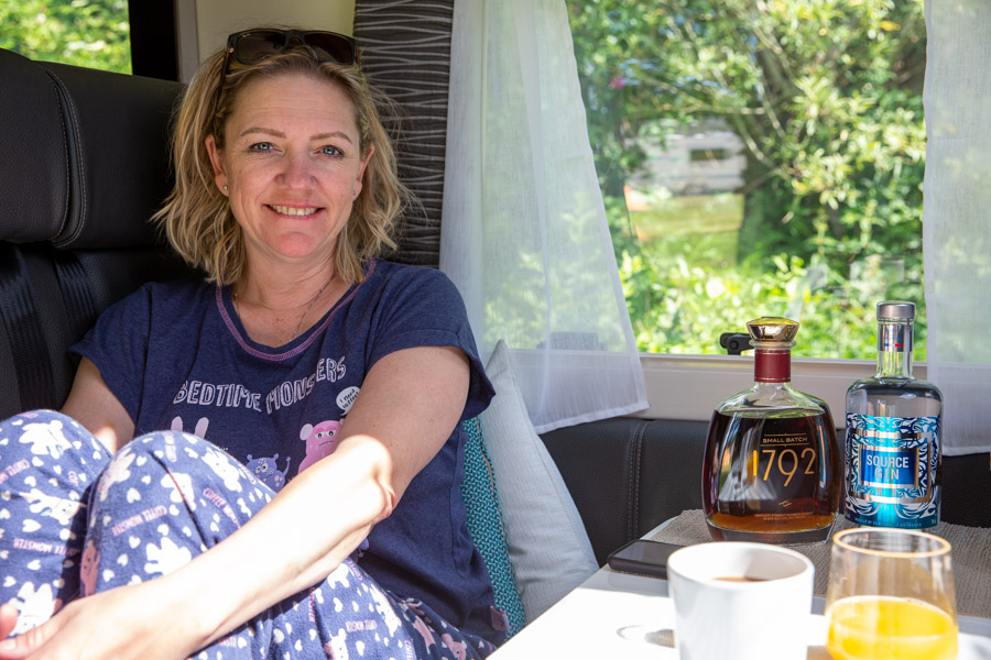 Der er fin plads til at flyde og slappe af i siddegruppen. Både som her om morgenen, inden det igen går løs med musik og fest, og om aftenen hvor man har brug for at hvile ørene inden man skal i seng