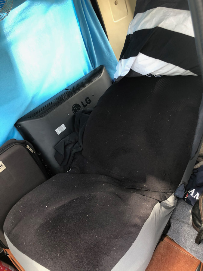 Der er ikke nogen egentlig seng i den lille camper. Men sædet kan lægges helt ned, og det er godt til Birger. Som han selv siger, at det nok ikke er egnet til længere ture, men for en forlænget weekend, går det fint an.