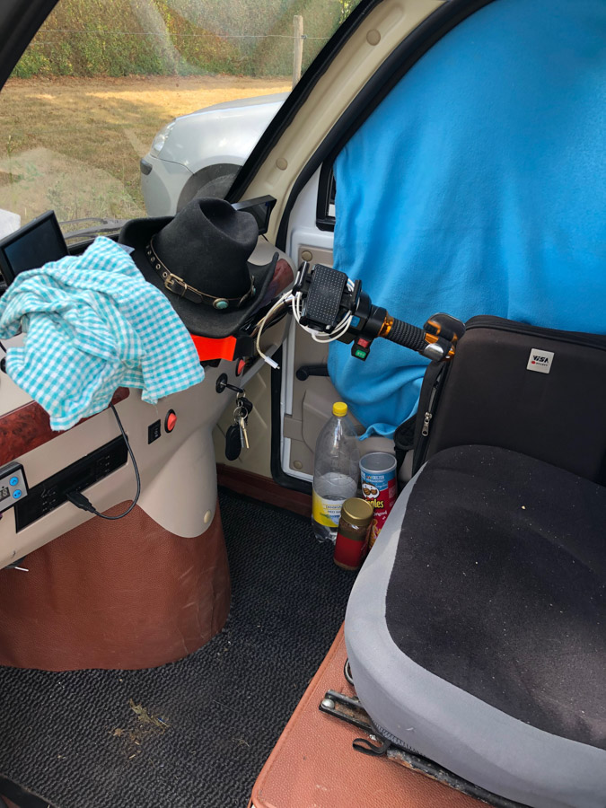 Holder med oplader til mobiltelefon er der også