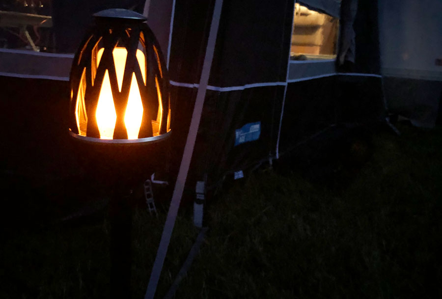 Thy lampen er hyggelig både ude