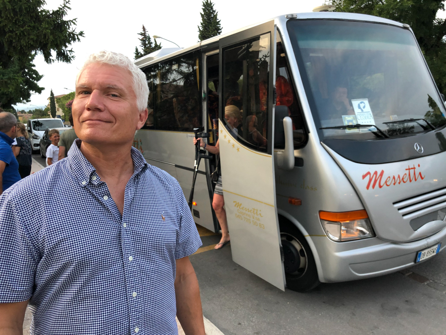 Her er Bjarne forran den gratis shuttelbus