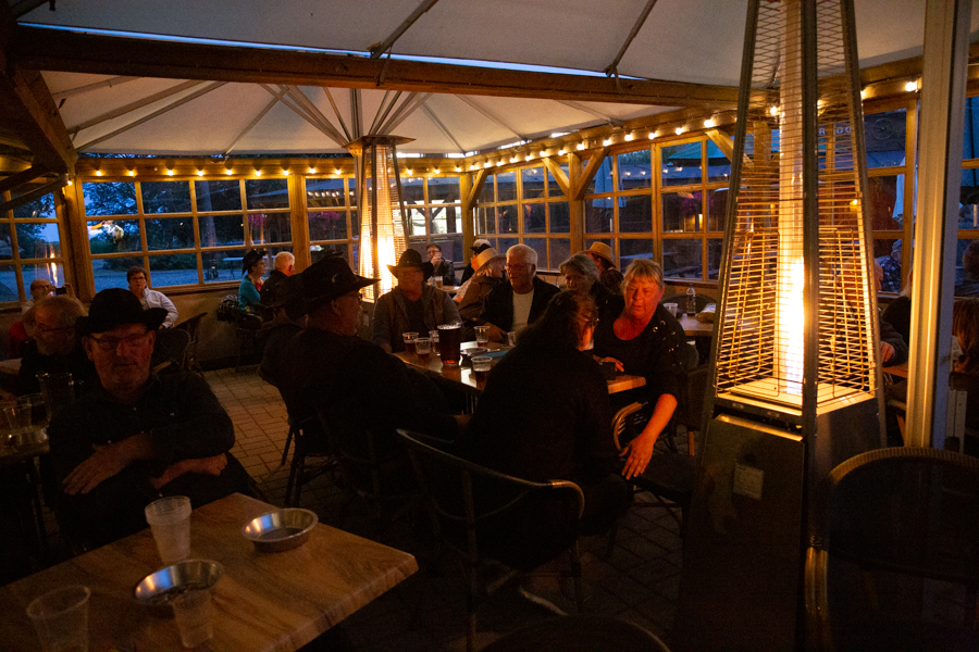 Overdækket område uden for saloonen. Her er læ for vejr og vind om aftenen