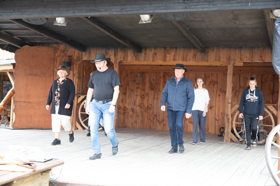 Om dagen er der ofte undervisning i Linedance