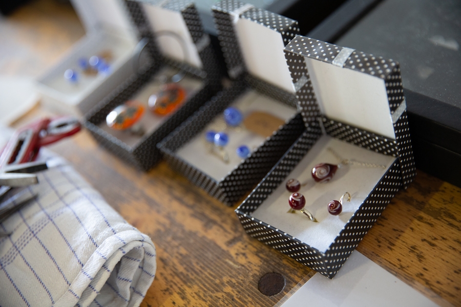 Mariannes glassmykker er utroligt smukke. Og så har du endda selv mulighed for at prøve at lave glasting