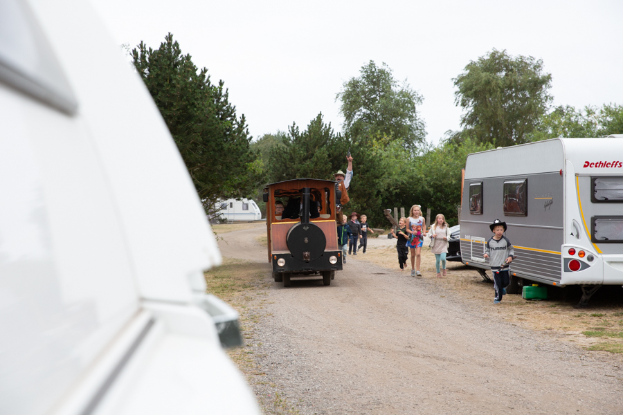 Der sker spændende ting når toget kører rundt...