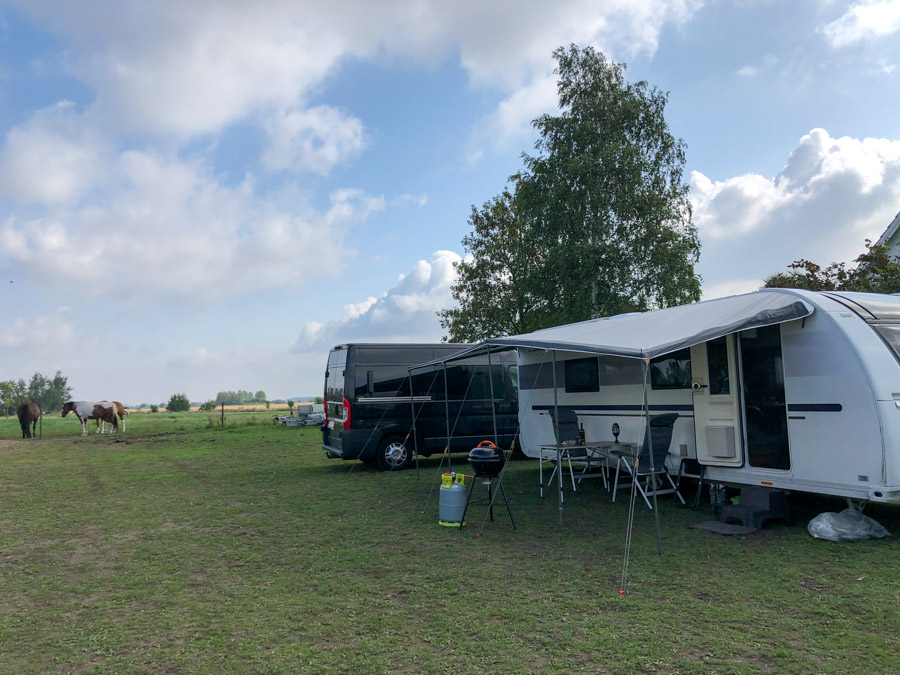 Så er vores campingvogn bogstaveligt talt kommet på græs