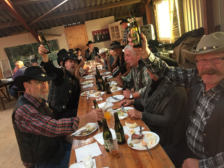 Når man er til cowboy-fest, så har man selvfølgelig hat på. Dejligt at se at så mange bakker op om festens tema