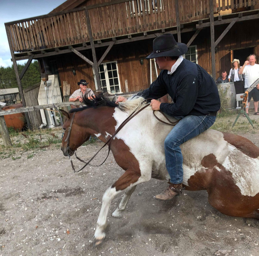 Sjovt og spændende at se Westernshow, hvor selvsagt indgik en masse ridning