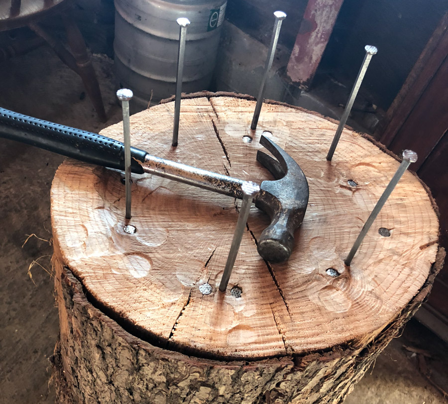 At Slå Søm I er vist en obligatorisk del af en cowboyfest. Jeg var mega dårlig til det.