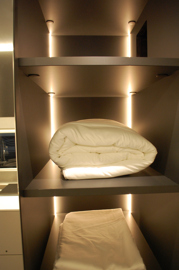 Hygge belysning bagerst i reolerne.