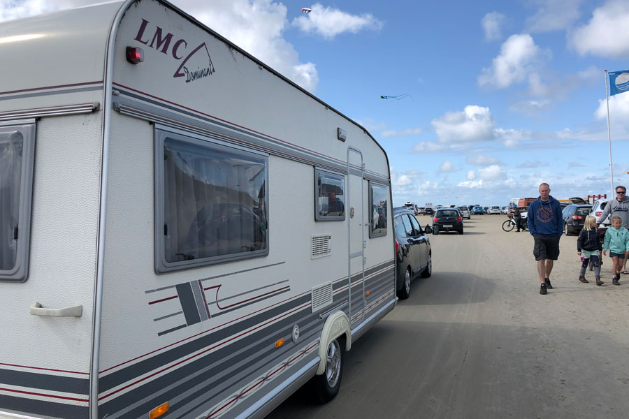 Mange tager deres campingvogn med helt ned på stranden - og det er fuldt lovligt bare så længe man ikke overnatter