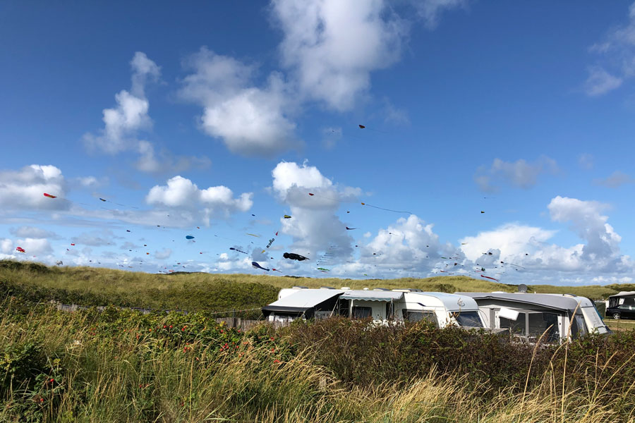 Lakolk Camping ligger lige ved siden af stranden.