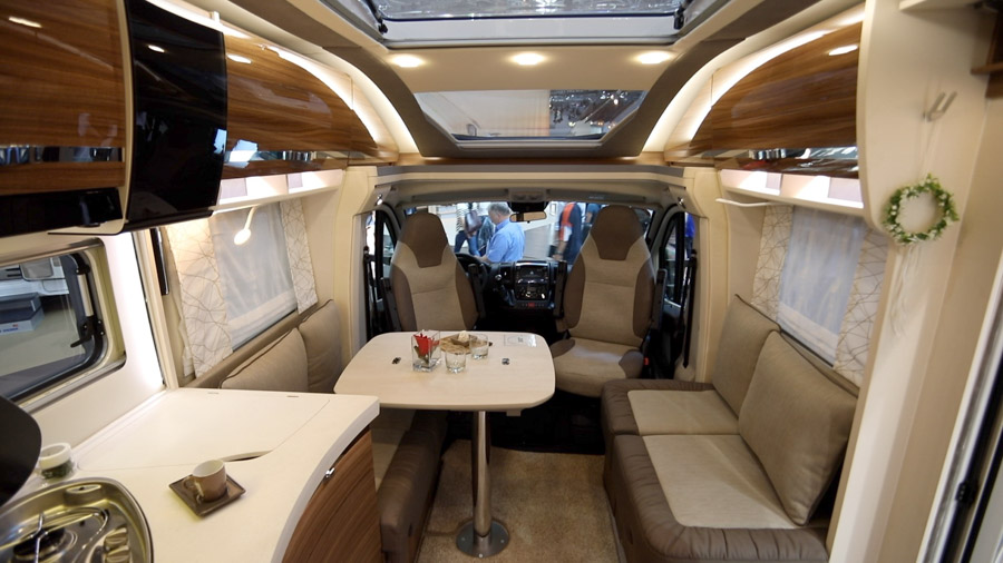 Siddegruppe i denne Contura C 760 EF er med langsgående bænke. Det er en indretning, der vinder mere og mere frem. Den giver nemlig rigtig god plads omkring bordet.