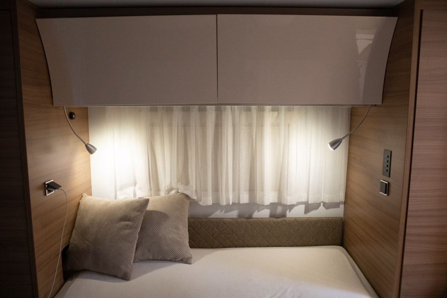 Vi blev nødt at afmontere lyspanelet i soveværelset, for at kunne have lyset tændt i campingvognen, og der var derfor ikke andet lys i soveafdelingen end de to læsespots.