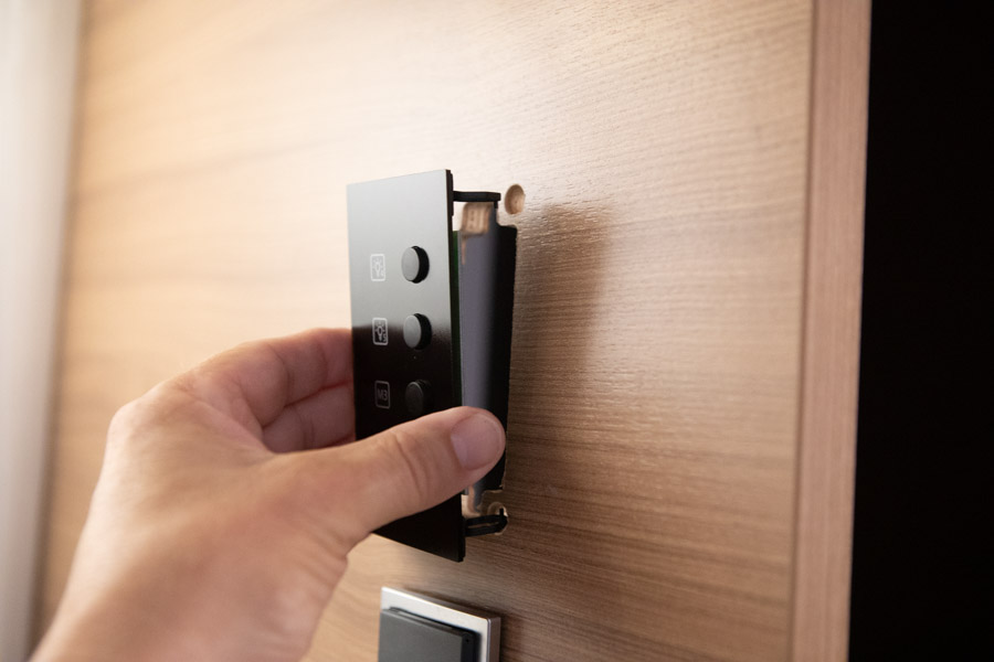 Så er det bare at presse lysstyringspanelet på plads igen