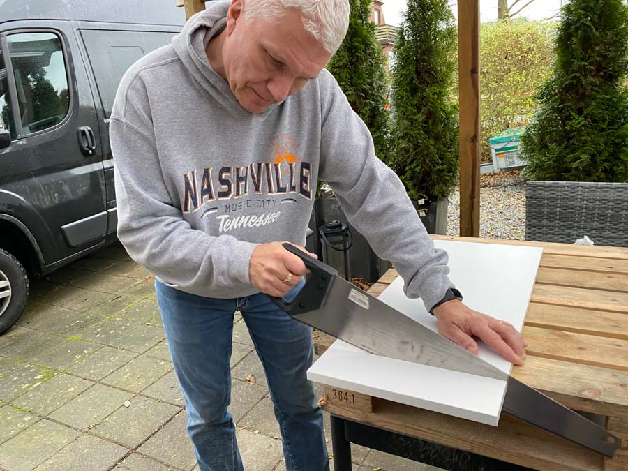 Hylderne blev skåret til med en fintandet sav, så melaminen ikke flosser i savsporet.