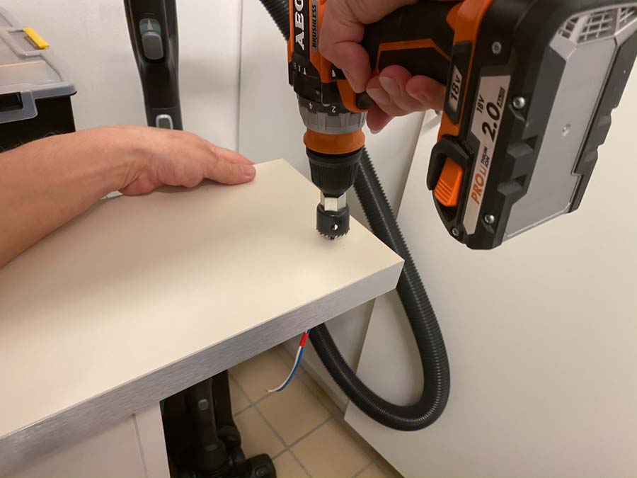Der skæres hul til USB-stikket med et kopbor