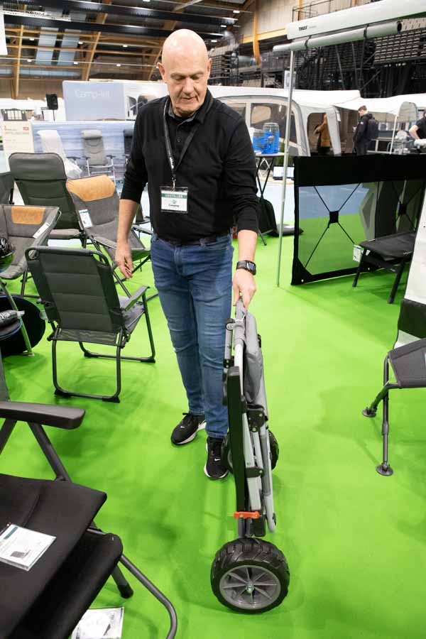 Poul Erik fra Camper viser en ny praktisk stol