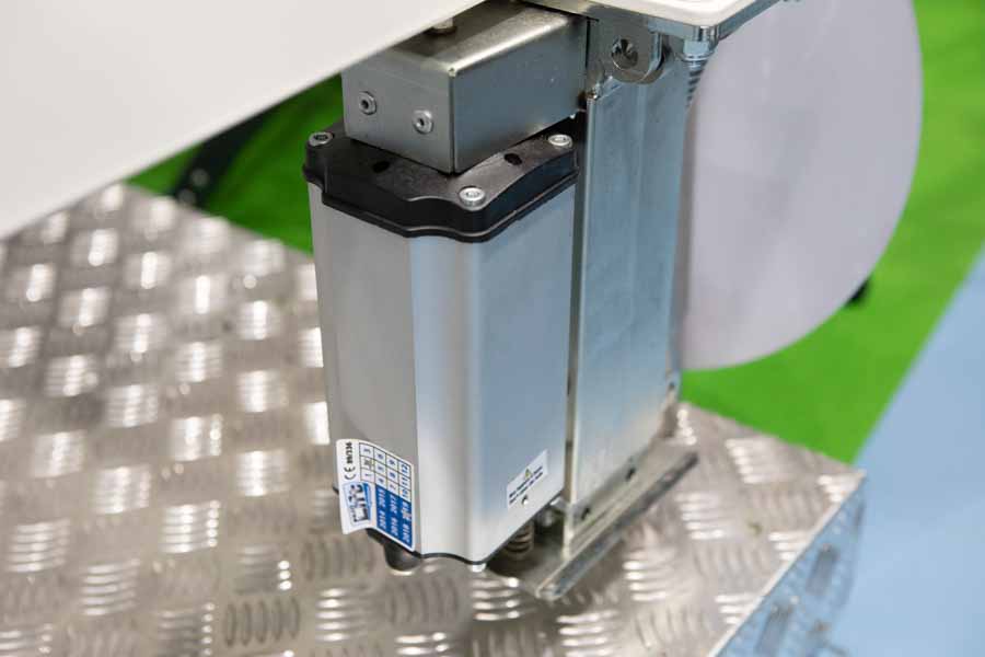 Selvjusterende støtteben. Super praktisk og så slipper man for at sove med hovedet nedad