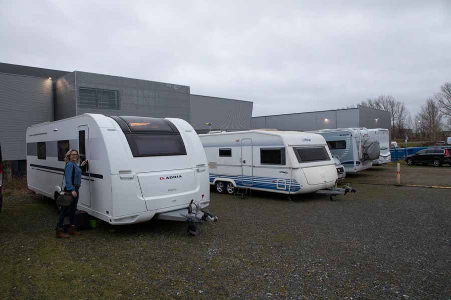 Vi lå lige uden for hallen med vores campingvogn