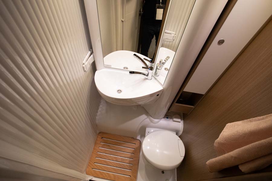 Det kombinerede bade- og toiletrum i Carado V337 Europe Edition