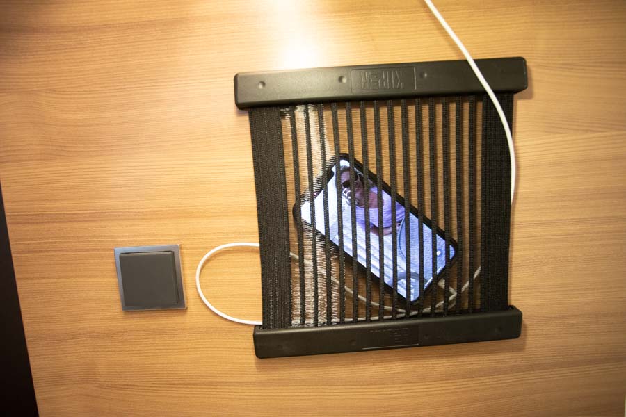 Så fik vi en lomme til vores mobiltelefoner i hver side af sengen