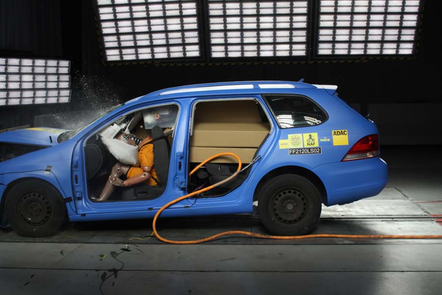 Selv ved uheld ved lav hastighed kan&nbsp;en forkert pakket bil være dødsensfarlig, viser ny test. Her udløste det 145 kg tunge gods i bilen en kraft svarende til syv tons, der røg gennem bilen og ramte både fører og passager. (Foto: ADAC)