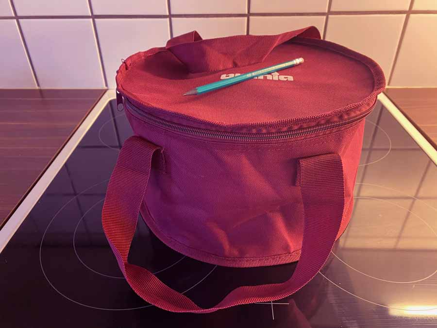 Bemærk hvor lidt den fylder - og så vejer den knapt 1,5 kg som den står der