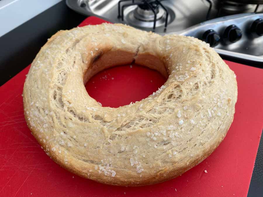 Det færdige brød drysset med flagesalt