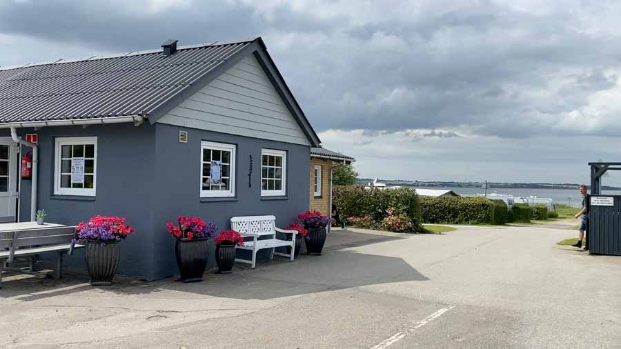 Overalt på pladsen er der en smuk udsigt over Limfjorden
