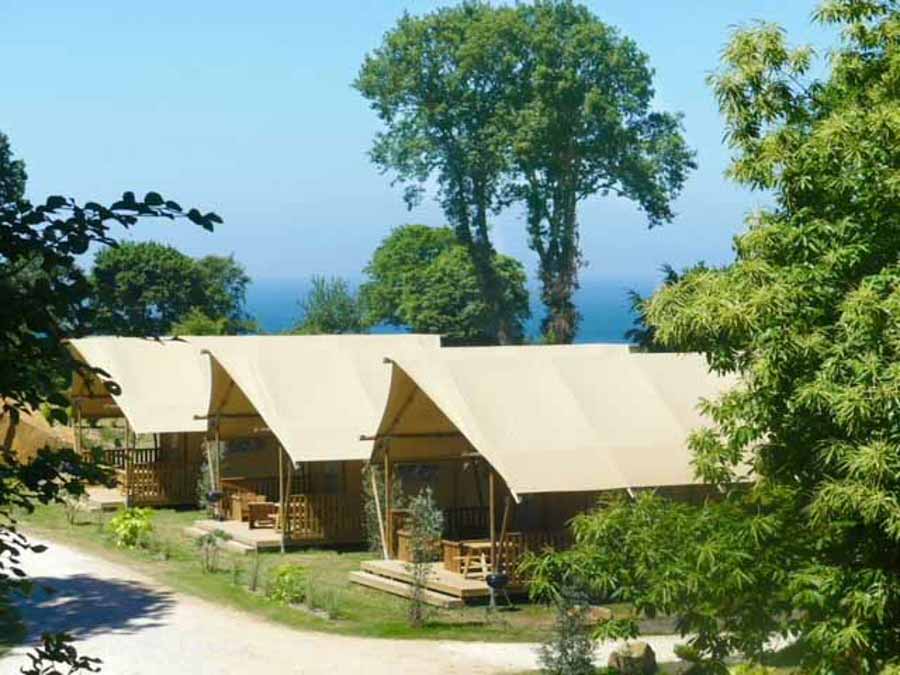 Glamping teltene på Camping Anse du Brick
