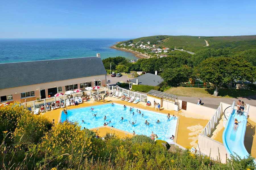 Den udendørs pool på Camping Anse du Brick