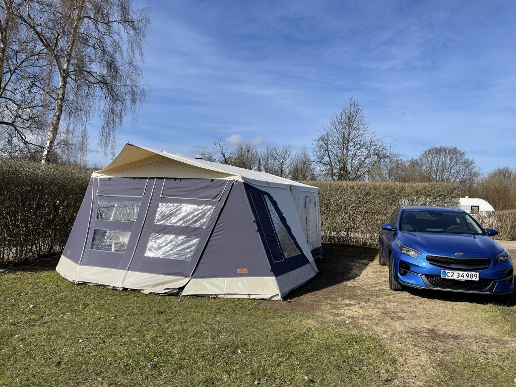 Så er vi på plads i vores Combi-Camp på Ajstrup Strand Camping