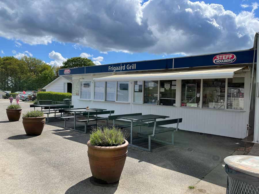 Der er en grillbar med rigtig gode Pizzaer på First Camp Frigård Camping