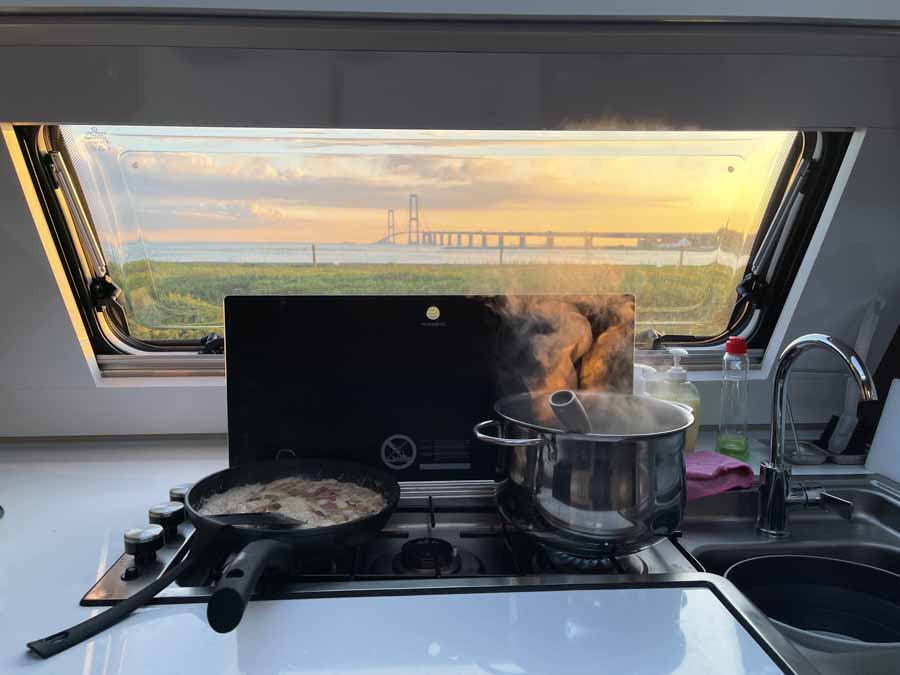 På Storebælt Camping kan man få den mest unikke udsigt fra ens køkkenvindue