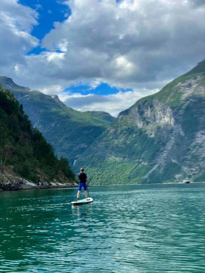 sup board på geiranger fjorden